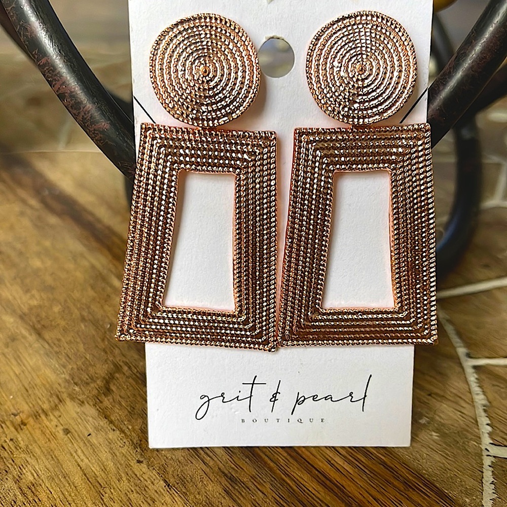 Gorgeous gold geometric earrings
